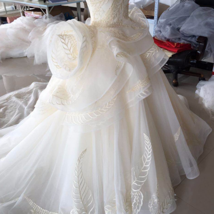 Wedding Dresses Sleeveless Ivory Wedding Dress..
