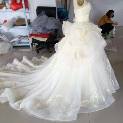 Wedding Dresses Sleeveless Ivory Wedding Dress..