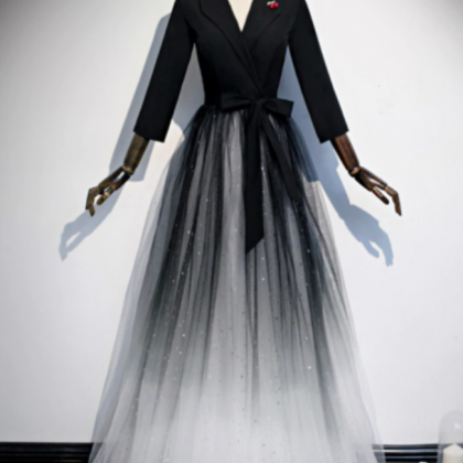 A-line Black Tulle V-neck Long Sleeve Prom Dress