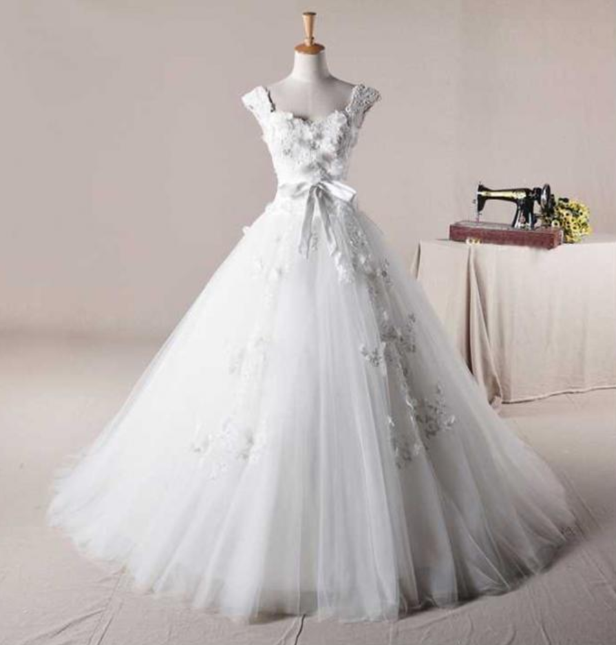 Sleeveless Sweetheart Princess Ball Gown Featuring Lace Appliqués And Bow Accent