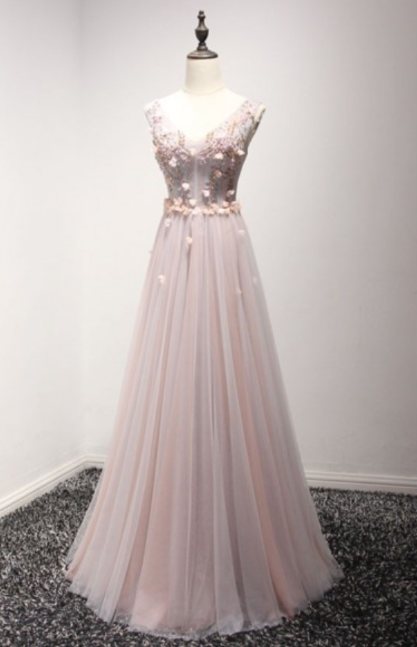 Romantic A-line V-neck Floor-length Tulle Prom Dress With Appliques Lace