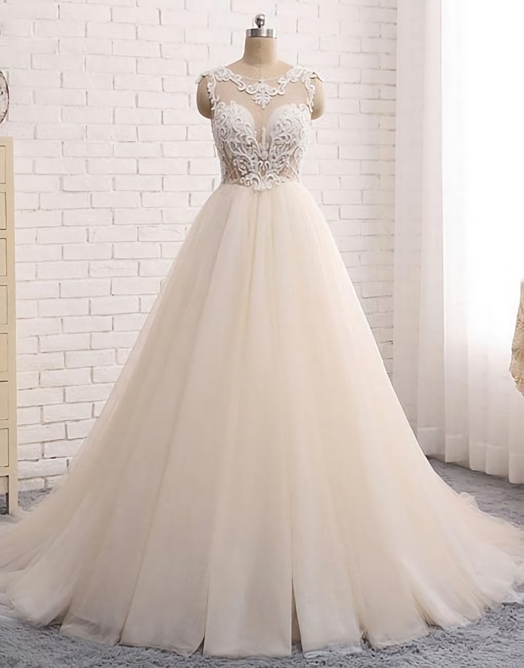 Elegant Long A-line Tulle Lace Round Neck Backless Formal Prom Dresses main image 1