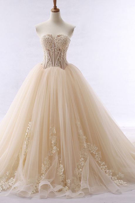 Lace Applique Champagne Tulle Prom Dresses Featuring Sweetheart Neckline